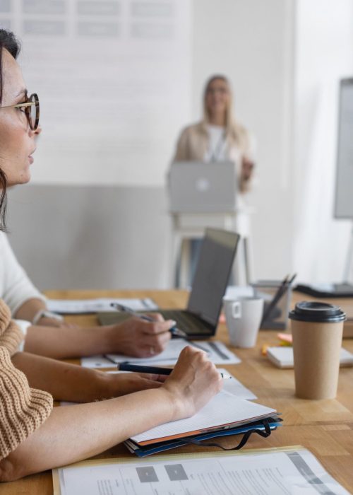 mujeres-de-tiro-medio-en-reunion-de-negocios